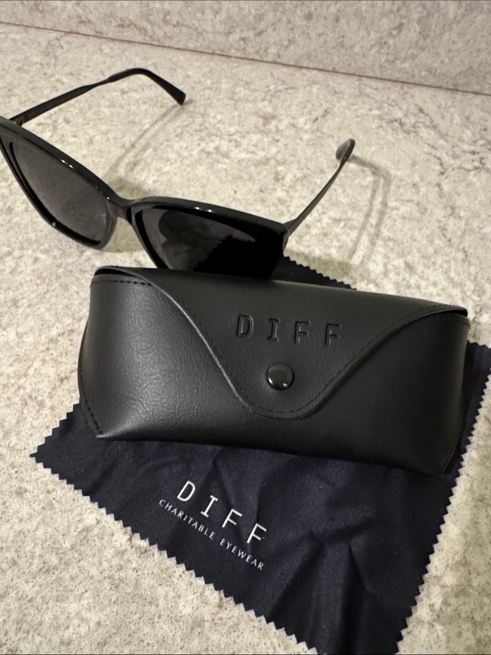 Diff black cat eye sunglasses - Picture 5 of 5